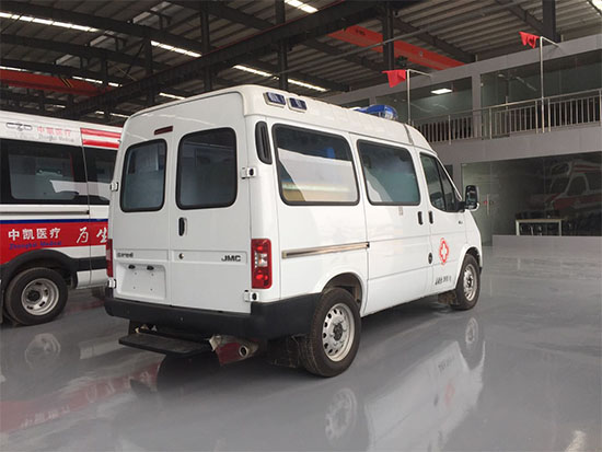 國(guó)六江鈴特順短軸中頂救護(hù)車